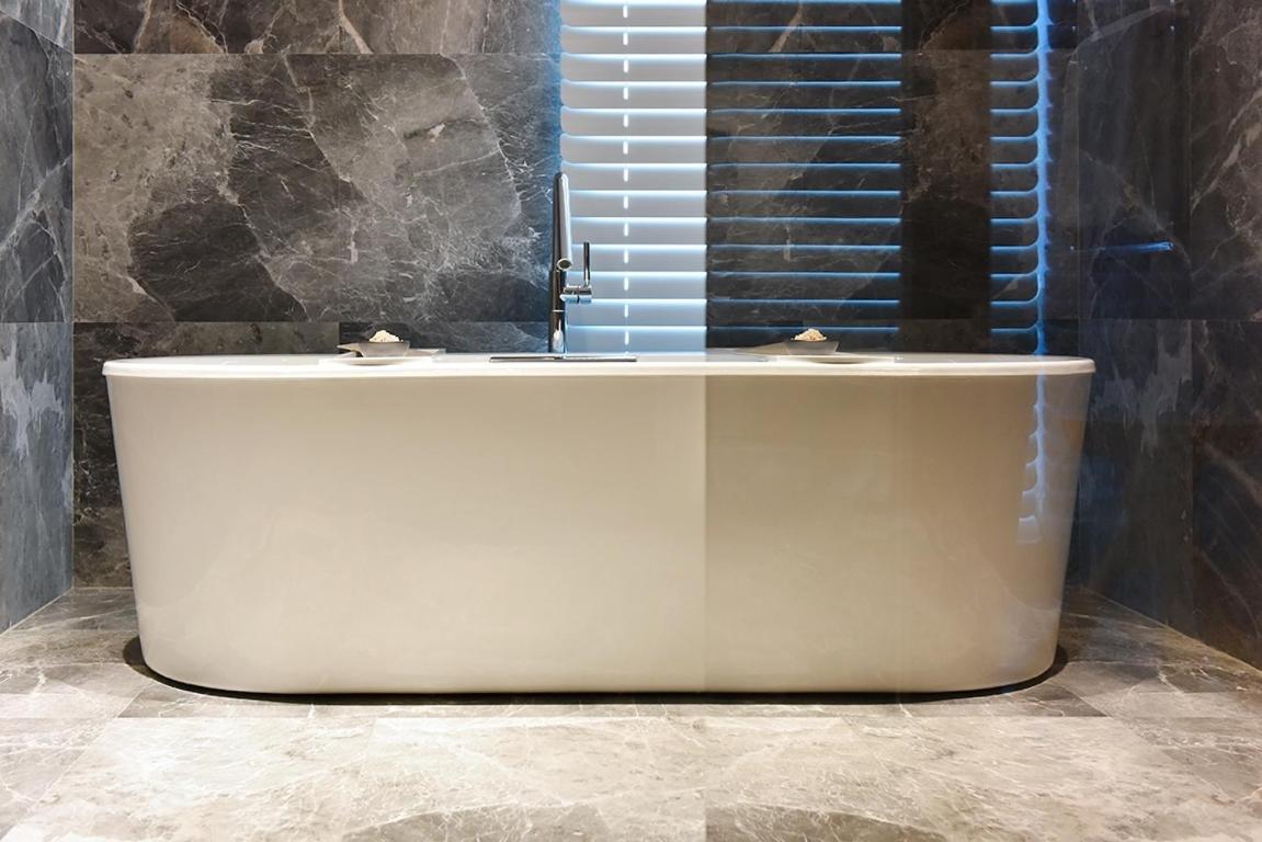 Silks Club Hotel Kaohsiung Exterior photo A freestanding bathtub