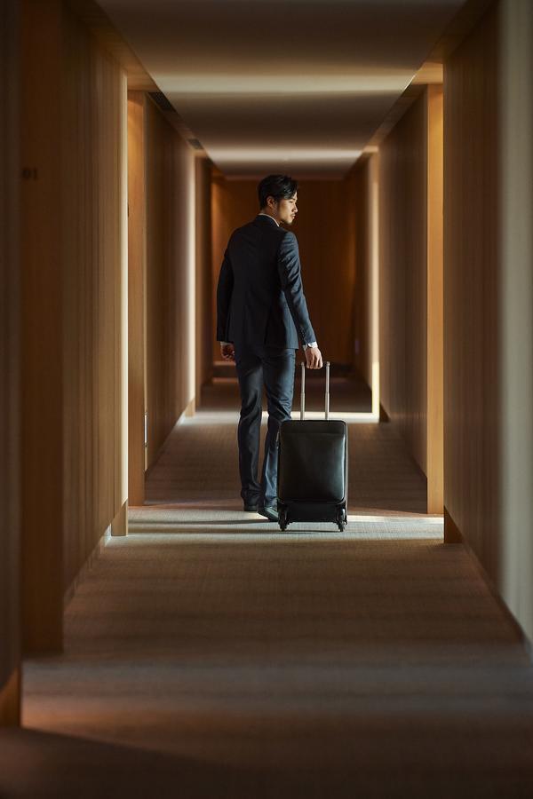 Silks Club Hotel Kaohsiung Exterior photo A business traveller with a suitcase
